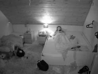 voyeurcam-julmodels-whitebed-2