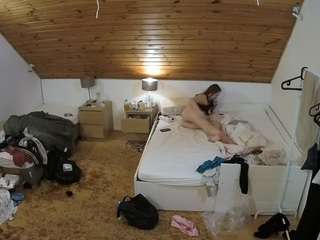 voyeurcam-julmodels-whitebed-2