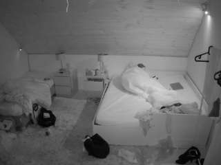 voyeurcam-julmodels-whitebed-2