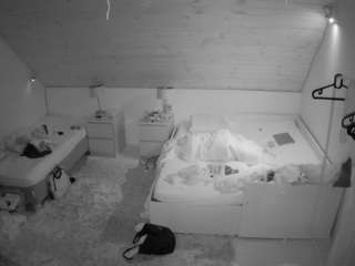 voyeurcam-julmodels-whitebed-2