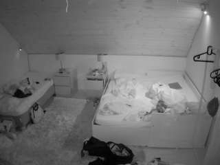 voyeurcam-julmodels-whitebed-2 webcam model