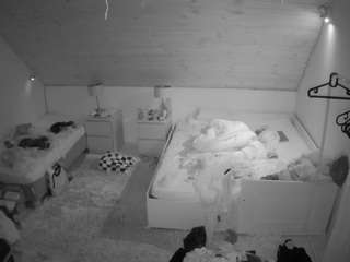 voyeurcam-julmodels-whitebed-2