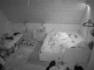 voyeurcam-julmodels-whitebed-2