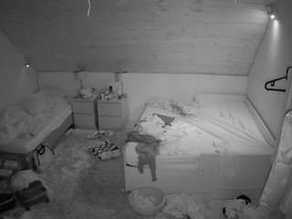 voyeurcam-julmodels-whitebed-2 webcam model