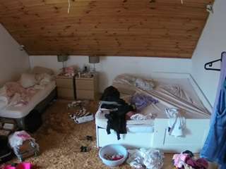 voyeurcam-julmodels-whitebed-2