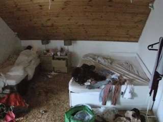 voyeurcam-julmodels-whitebed-2