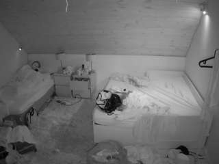 voyeurcam-julmodels-whitebed-2