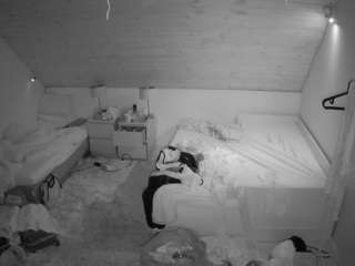 voyeurcam-julmodels-whitebed-2