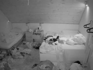voyeurcam-julmodels-whitebed-2 webcam model