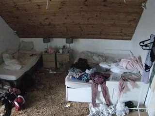 voyeurcam-julmodels-whitebed-2