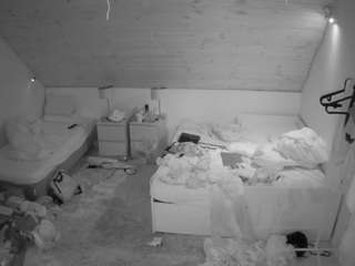 voyeurcam-julmodels-whitebed-2 webcam model