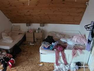 voyeurcam-julmodels-whitebed-2