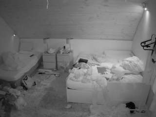 voyeurcam-julmodels-whitebed-2