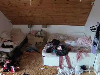 voyeurcam-julmodels-whitebed-2