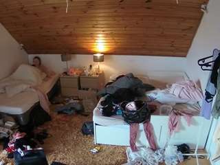 voyeurcam-julmodels-whitebed-2