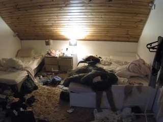 voyeurcam-julmodels-whitebed-2