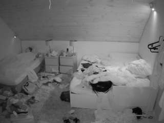 voyeurcam-julmodels-whitebed-2 camsoda