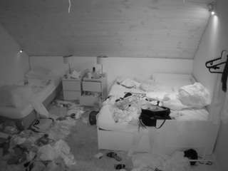 voyeurcam-julmodels-whitebed-2's CamSoda show and profile