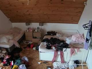 voyeurcam-julmodels-whitebed-2