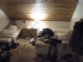 voyeurcam-julmodels-whitebed-2