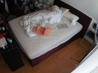 voyeurcam-julmodels-whitebed-2