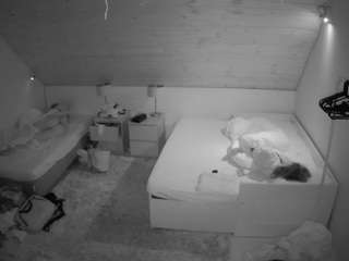 voyeurcam-julmodels-whitebed-2