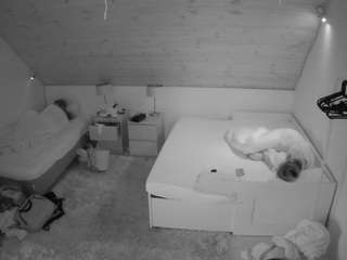 voyeurcam-julmodels-whitebed-2