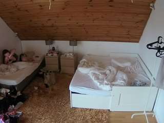 voyeurcam-julmodels-whitebed-2