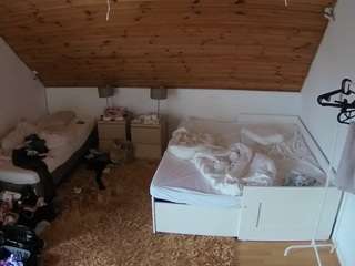 voyeurcam-julmodels-whitebed-2