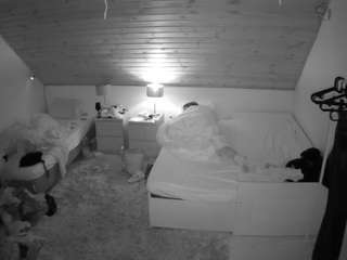 voyeurcam-julmodels-whitebed-2