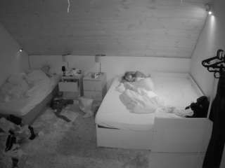 voyeurcam-julmodels-whitebed-2's CamSoda show and profile