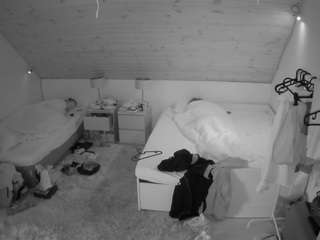 voyeurcam-julmodels-whitebed-2