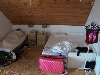 voyeurcam-julmodels-whitebed-2