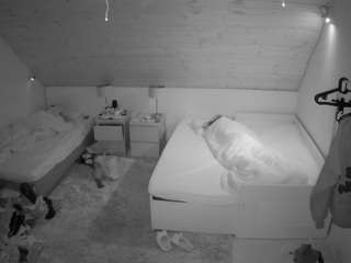 voyeurcam-julmodels-whitebed-2's CamSoda show and profile