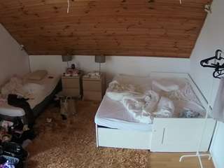 voyeurcam-julmodels-whitebed-2