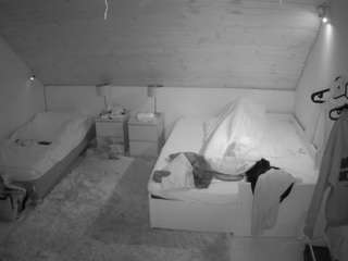 voyeurcam-julmodels-whitebed-2