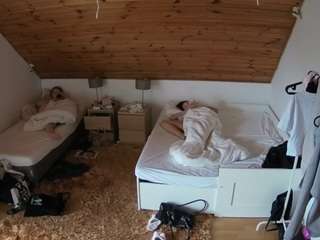 voyeurcam-julmodels-whitebed-2's CamSoda show and profile