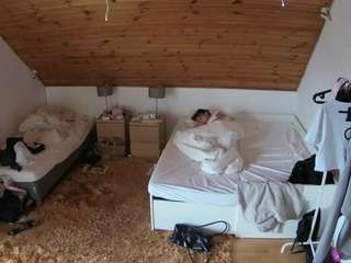 voyeurcam-julmodels-whitebed-2's CamSoda show and profile