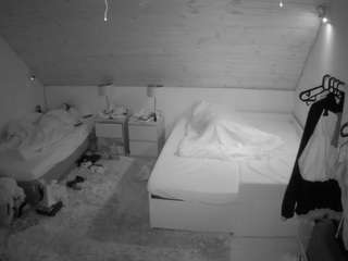 voyeurcam-julmodels-whitebed-2