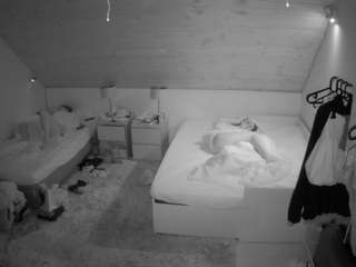 voyeurcam-julmodels-whitebed-2