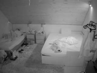 voyeurcam-julmodels-whitebed-2