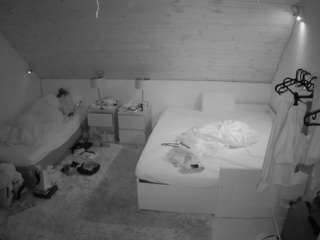 voyeurcam-julmodels-whitebed-2