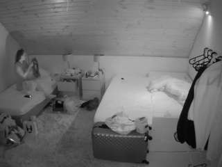 voyeurcam-julmodels-whitebed-2