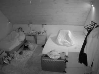 voyeurcam-julmodels-whitebed-2