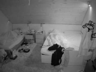 voyeurcam-julmodels-whitebed-2