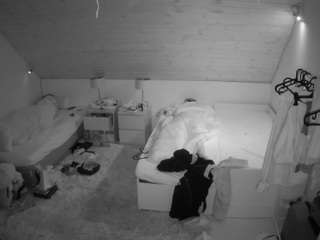 voyeurcam-julmodels-whitebed-2