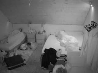 voyeurcam-julmodels-whitebed-2