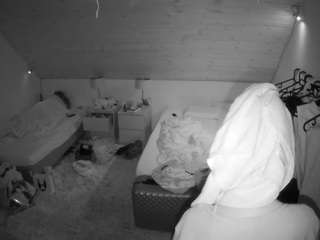 voyeurcam-julmodels-whitebed-2