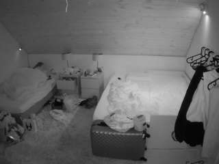 voyeurcam-julmodels-whitebed-2