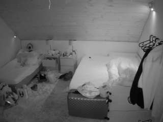 voyeurcam-julmodels-whitebed-2